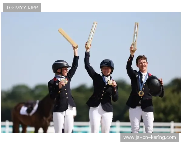 西班牙马术代表队在巴黎奥运会团体障碍赛中获得铜牌，展现团队协作精神。